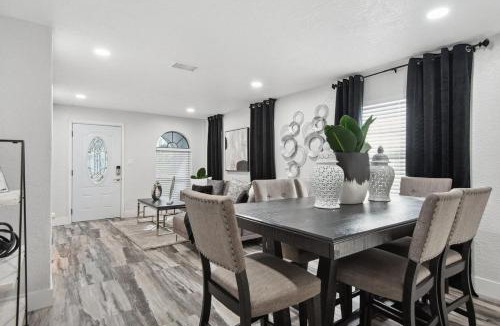 Childs Park Villa | Spacious Palace Style Retreat!