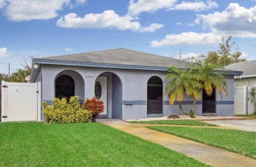 Childs Park Villa | Spacious Palace Style Retreat!