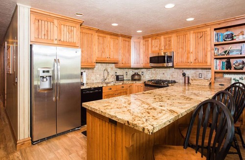 North Park City Condo | Spacious Park City 4BR, Walk to Three Kings Lift, Mountain Views, Pool & Hot Tu