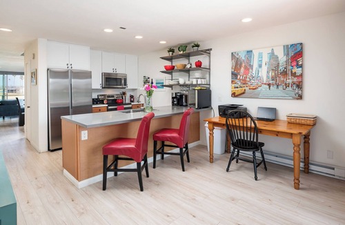 Mission Beach Condo | Spacious, parking, 10 restaurants close by, on the sand, views. Reduced price.