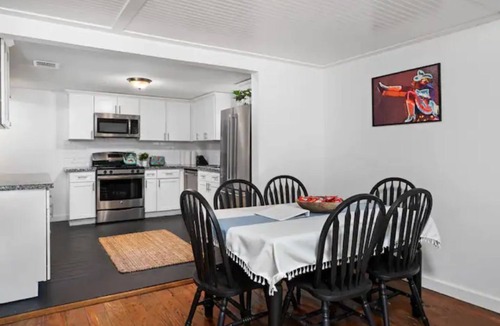 Dunbar House | Spacious Patio + Close to The Square + Pet Friendly + Full Kitchen