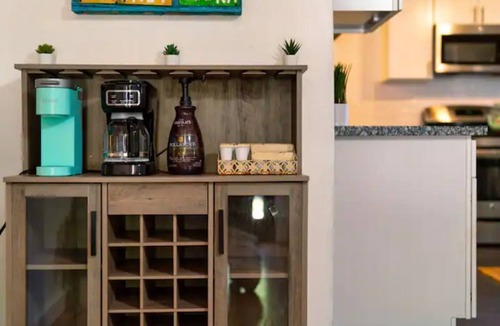 Dunbar House | Spacious Patio + Close to The Square + Pet Friendly + Full Kitchen