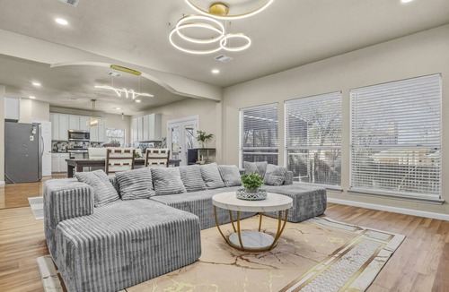 Manor House | Spacious & Peaceful Home in Central Austin