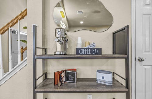 Manor House | Spacious & Peaceful Home in Central Austin