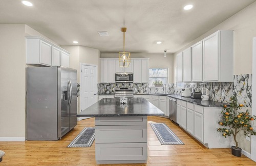 Manor House | Spacious & Peaceful Home in Central Austin