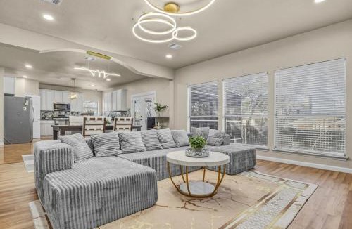 Manor House | Spacious & Peaceful Home in Central Austin