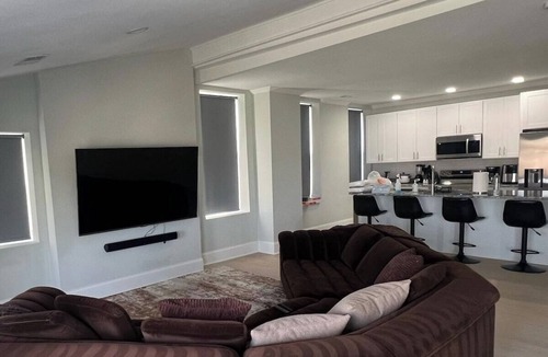 Downtown Baltimore Apartment | Spacious PennStation Downtown Penthouse W/Parking