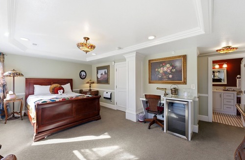 Heber Bed & Breakfast | Spacious penthouse Victorian Suite in Boutique B&B
