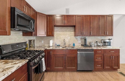 Northglenn House | Spacious & Pet Friendly- Hot Tub & Mountain Views