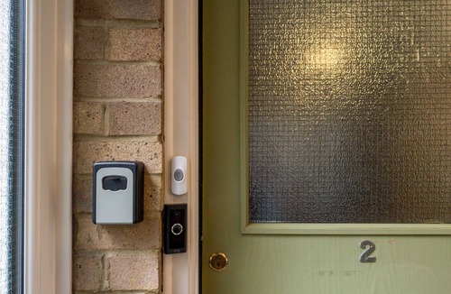 Redhill Apartment | Spacious Pet Friendly 2-Bed Apartment in Redhill