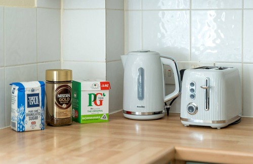 Redhill Apartment | Spacious Pet Friendly 2-Bed Apartment in Redhill