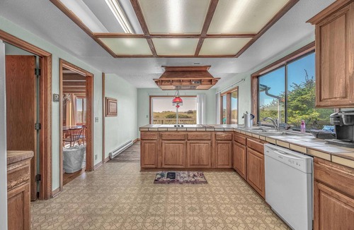 Bayshore House | Spacious Pet Friendly Oceanfront Home with Fenced Yard, Large Deck, Beach Access