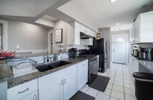 Heart of Chicago Apartment | Spacious Pilsen 3BR Apt,AC,Laudry,Free Parking