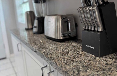 Heart of Chicago Apartment | Spacious Pilsen 3BR Apt,AC,Laudry,Free Parking