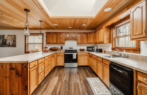 Thornhurst Cabin | Spacious Pocono Getaway w/Arrowhead Lake + Pool Access!
