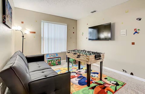 Lindfields House | Spacious Pool Home Near Disney | Sleeps 11
