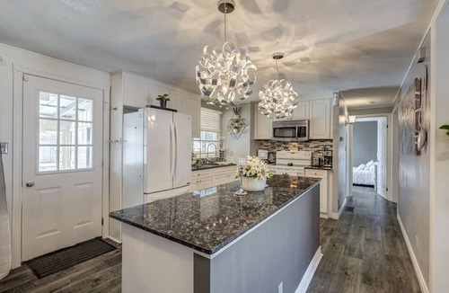 Saint Thomas House | Spacious Pool House – 5 Minutes to Elgin Centre