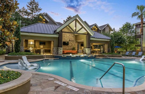 Grogan's Mill Apartment | Spacious Pool View 1 Bedroom/1 Bath Condo in The W