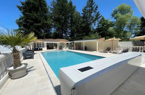 Spay House | Spacious Poolside Retreat Near Le Mans