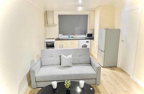 Hounslow Heath Apartment | Spacious & Pristine Ground Floor flat Nr. Heathrow