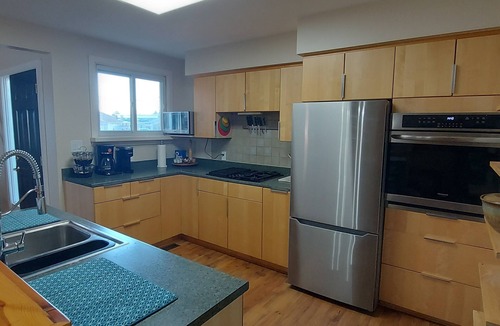 Odessa House | Spacious Private 5 beds, 2.5 bath House - 2 minutes to 401 (5 mins to Kingston)