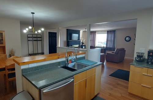 Odessa House | Spacious Private 5 beds, 2.5 bath House - 2 minutes to 401 (5 mins to Kingston)