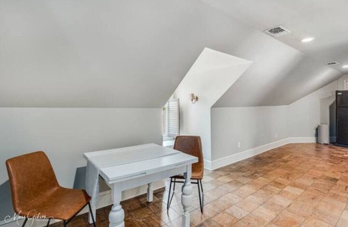Broadmoor House | Spacious Private Apartmentn