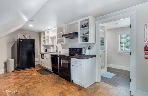 Broadmoor House | Spacious Private Apartmentn