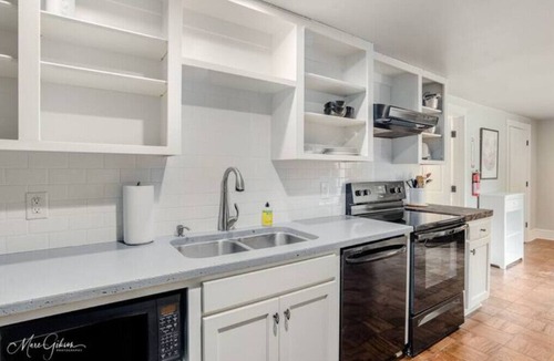 Broadmoor House | Spacious Private Apartmentn