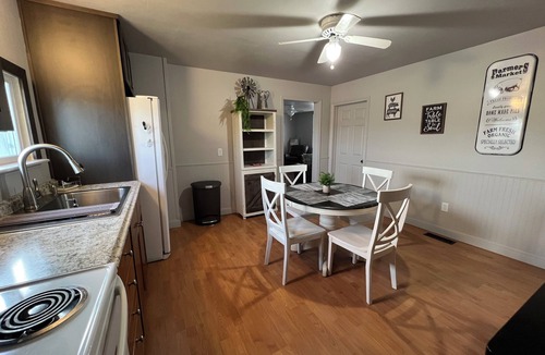 Finley House | Spacious Private Country Getaway!