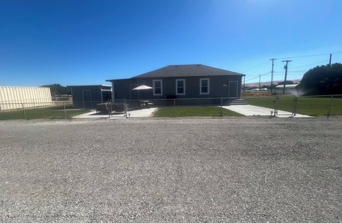 Finley House | Spacious Private Country Getaway!