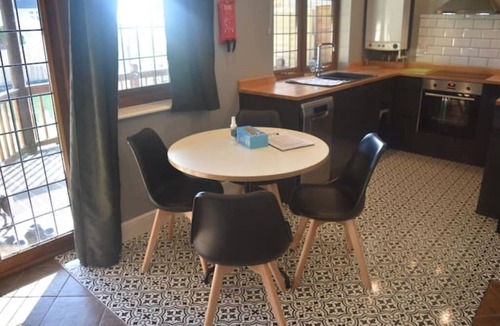 Kings Langley Apartment | Spacious Private Garden Studio