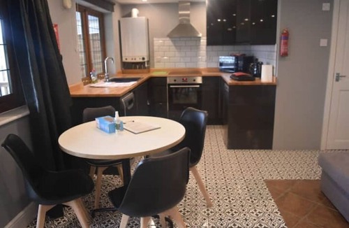 Kings Langley Apartment | Spacious Private Garden Studio