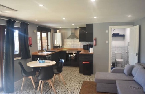 Kings Langley Apartment | Spacious Private Garden Studio