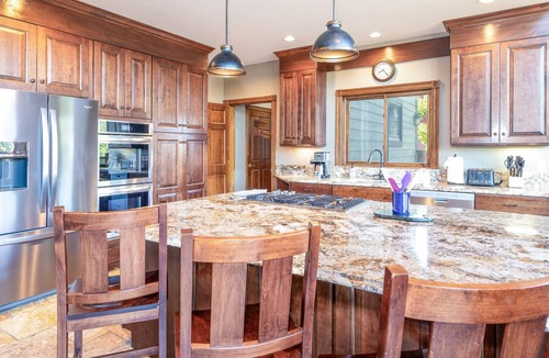 Baldy Mountain House | Spacious. Private Hot Tub.Views. Deck. Pool Table.