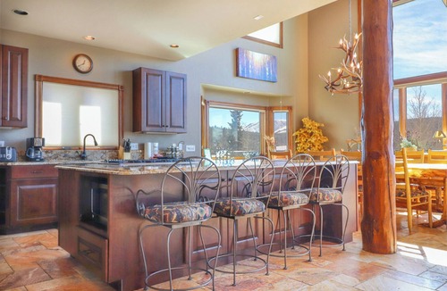 Baldy Mountain House | Spacious. Private Hot Tub.Views. Deck. Pool Table.