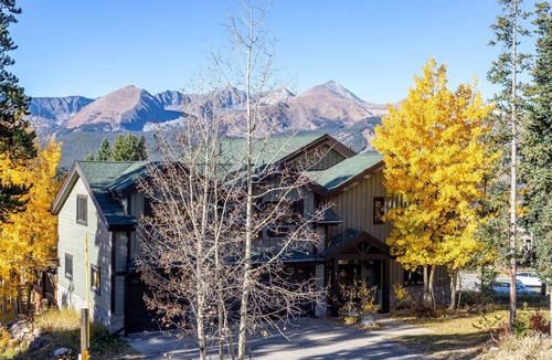 Baldy Mountain House | Spacious. Private Hot Tub.Views. Deck. Pool Table.