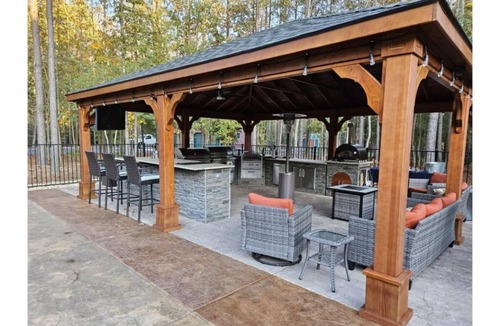 Quinton House | Spacious, Private Log Home between Richmond & Williamsburg-Pool-Outdoor Kitchen