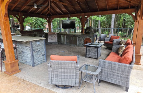 Quinton House | Spacious, Private Log Home between Richmond & Williamsburg-Pool-Outdoor Kitchen