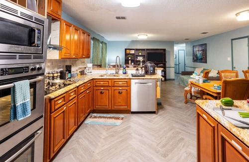 Dallas House | Spacious Private Retreat for 12 2 Kings Willow Rest Nook Game Room Patio