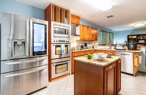 Dallas House | Spacious Private Retreat for 12 2 Kings Willow Rest Nook Game Room Patio