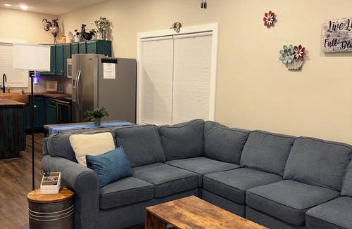 Sullivan House | Spacious Private Studio Attached Garage WasherDryer Wi-Fi