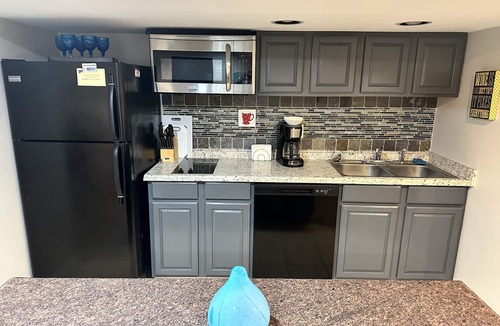 Lyndon House | Spacious, private1 bed/1bath w/steam sauna