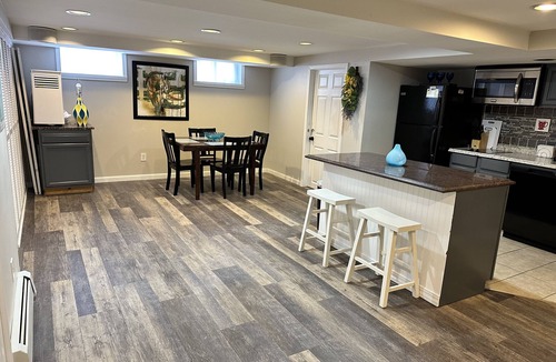 Lyndon House | Spacious, private1 bed/1bath w/steam sauna