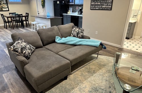 Lyndon House | Spacious, private1 bed/1bath w/steam sauna