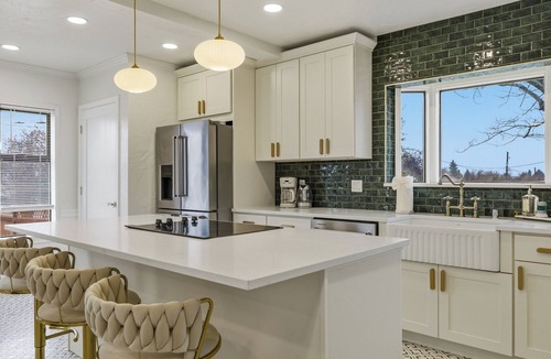 North End House | Spacious Proctor Tudor - Sleeps 16 - Dog Friendly - Walkable
