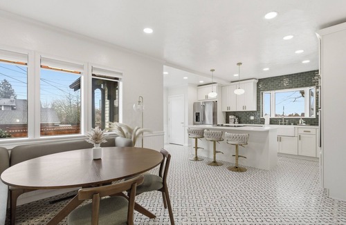 North End House | Spacious Proctor Tudor - Sleeps 16 - Dog Friendly - Walkable