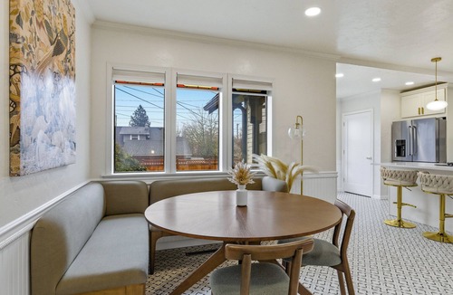 North End House | Spacious Proctor Tudor - Sleeps 16 - Dog Friendly - Walkable