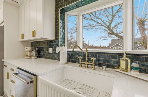 North End House | Spacious Proctor Tudor - Sleeps 16 - Dog Friendly - Walkable