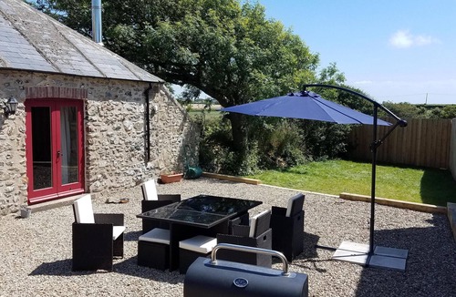 St Brides House | Spacious, Quality, Pet Friendly Barn Conversion. In lovely rural setting.